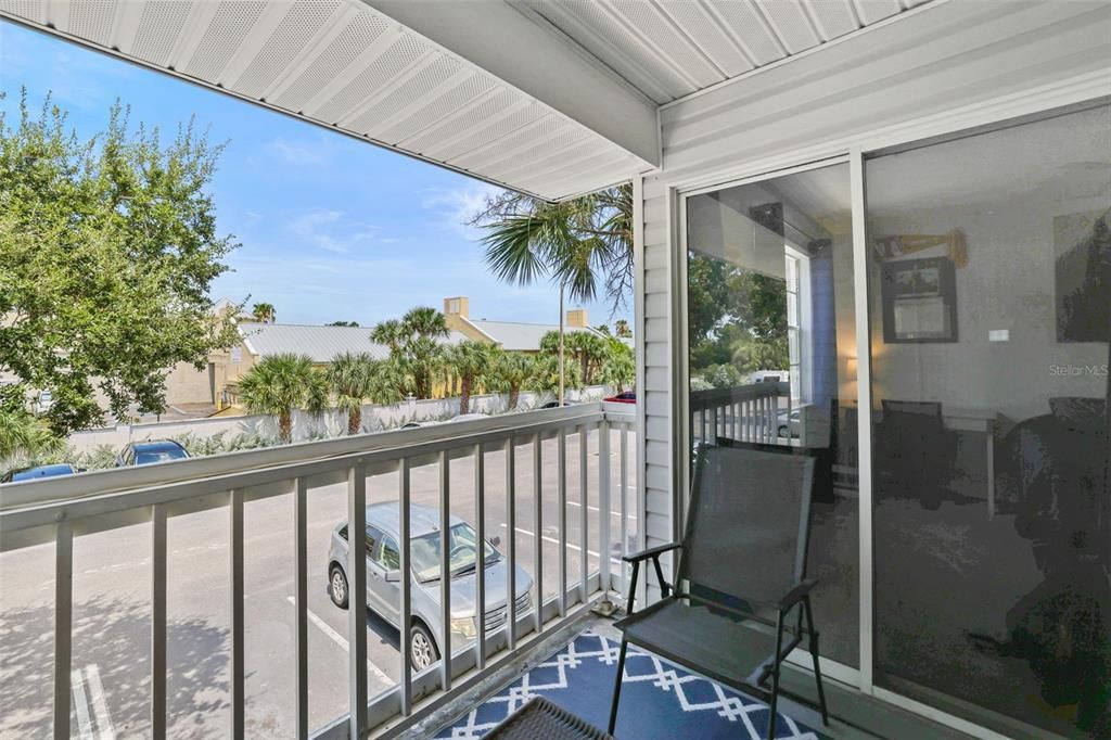 合同活跃: $139,999 (1 贝兹, 1 浴室, 680 平方英尺)