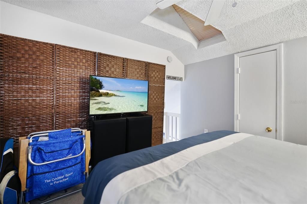 合同活跃: $139,999 (1 贝兹, 1 浴室, 680 平方英尺)