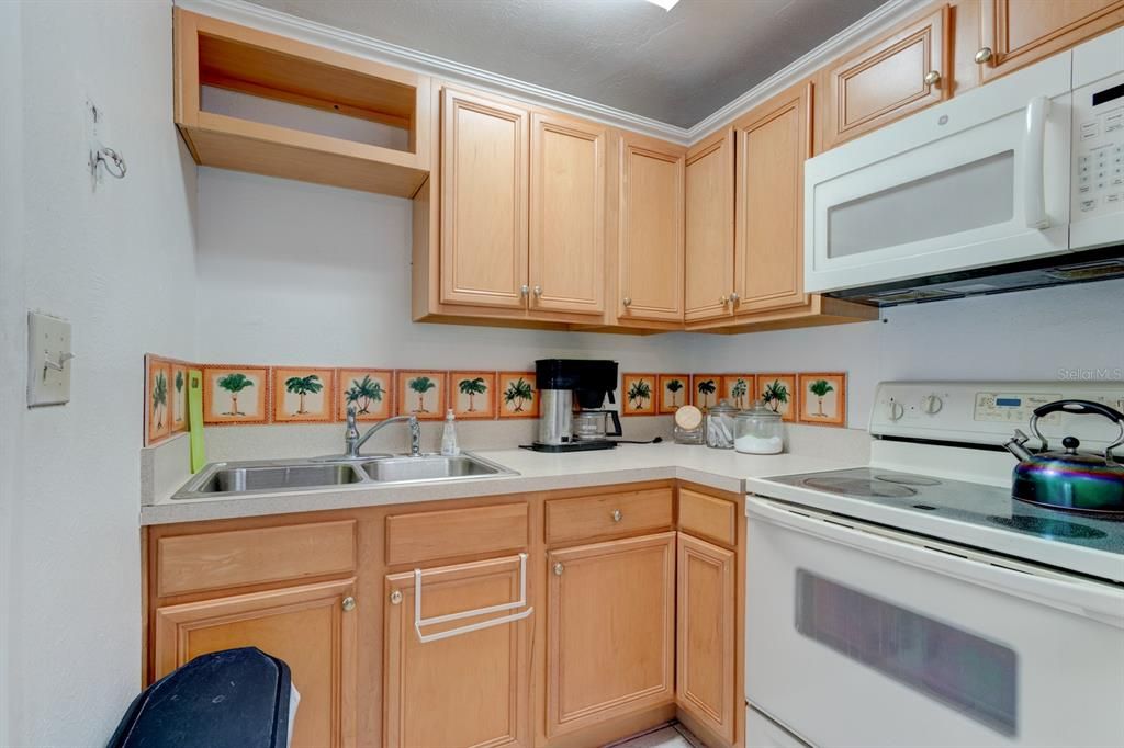 Под контрактом: $299,000 (6 спален, 3 ванн, 3225 Квадратных фут)