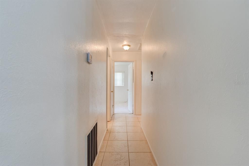 Под контрактом: $299,000 (6 спален, 3 ванн, 3225 Квадратных фут)