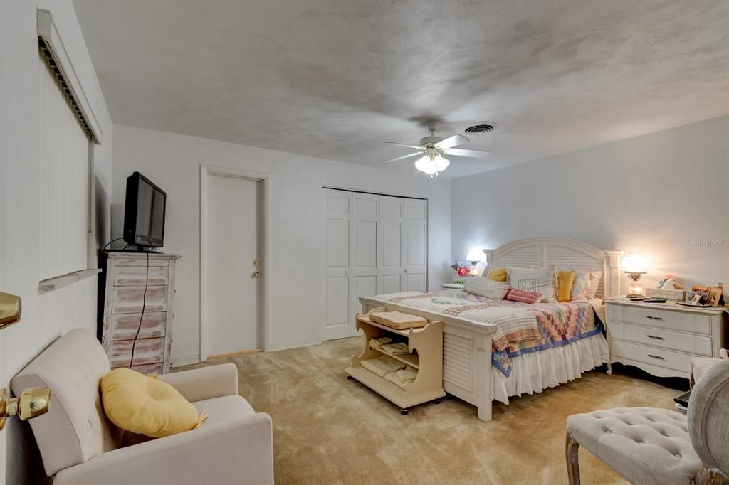 Под контрактом: $299,000 (6 спален, 3 ванн, 3225 Квадратных фут)