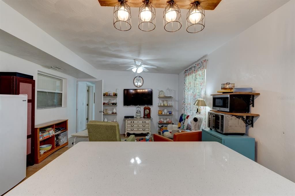 Под контрактом: $299,000 (6 спален, 3 ванн, 3225 Квадратных фут)