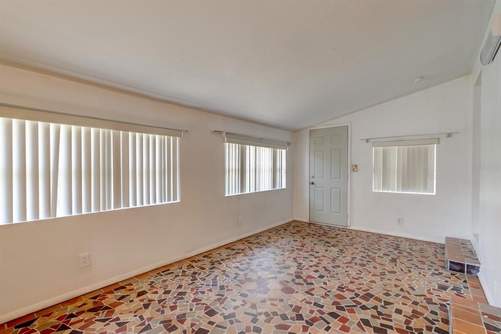 Под контрактом: $299,000 (6 спален, 3 ванн, 3225 Квадратных фут)