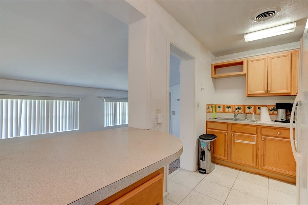 Под контрактом: $299,000 (6 спален, 3 ванн, 3225 Квадратных фут)