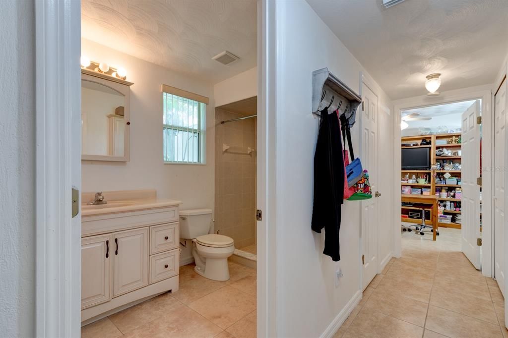 Под контрактом: $299,000 (6 спален, 3 ванн, 3225 Квадратных фут)