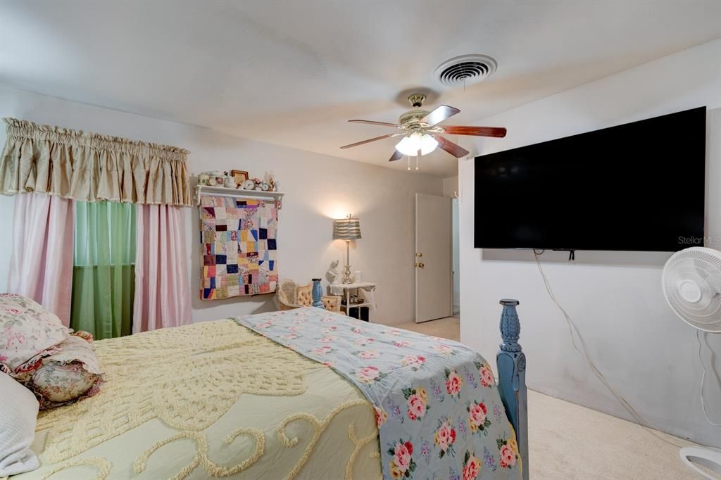 Под контрактом: $299,000 (6 спален, 3 ванн, 3225 Квадратных фут)