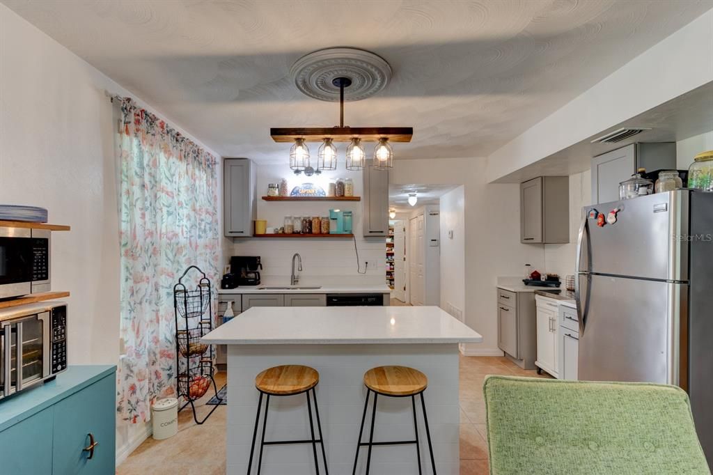 Под контрактом: $299,000 (6 спален, 3 ванн, 3225 Квадратных фут)