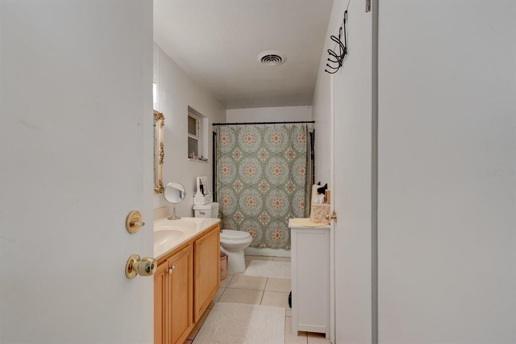 Под контрактом: $299,000 (6 спален, 3 ванн, 3225 Квадратных фут)