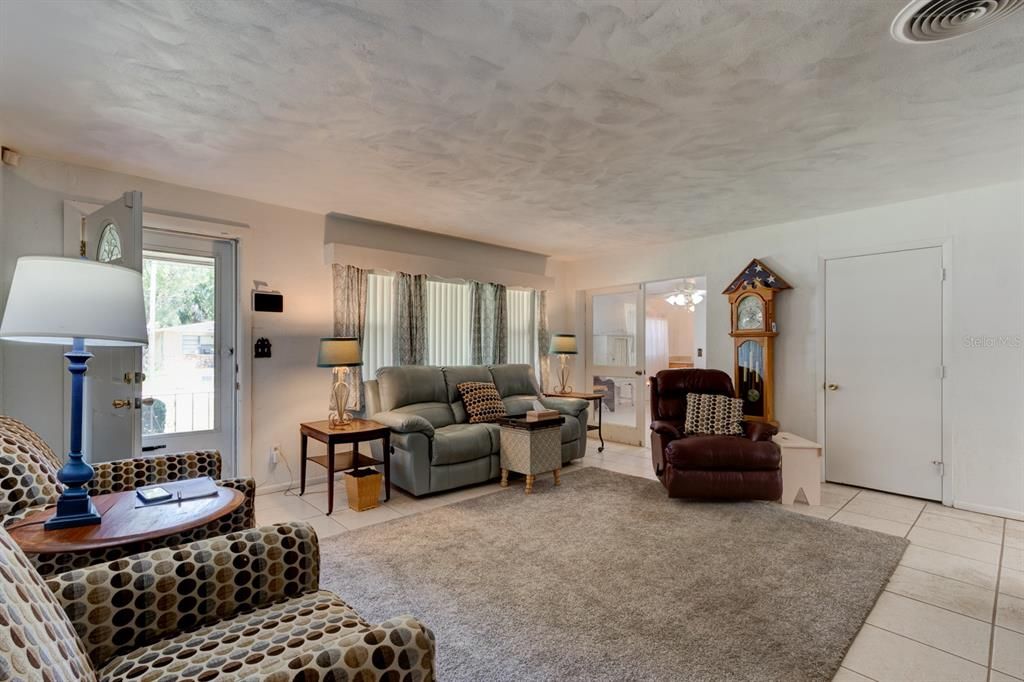 Под контрактом: $299,000 (6 спален, 3 ванн, 3225 Квадратных фут)