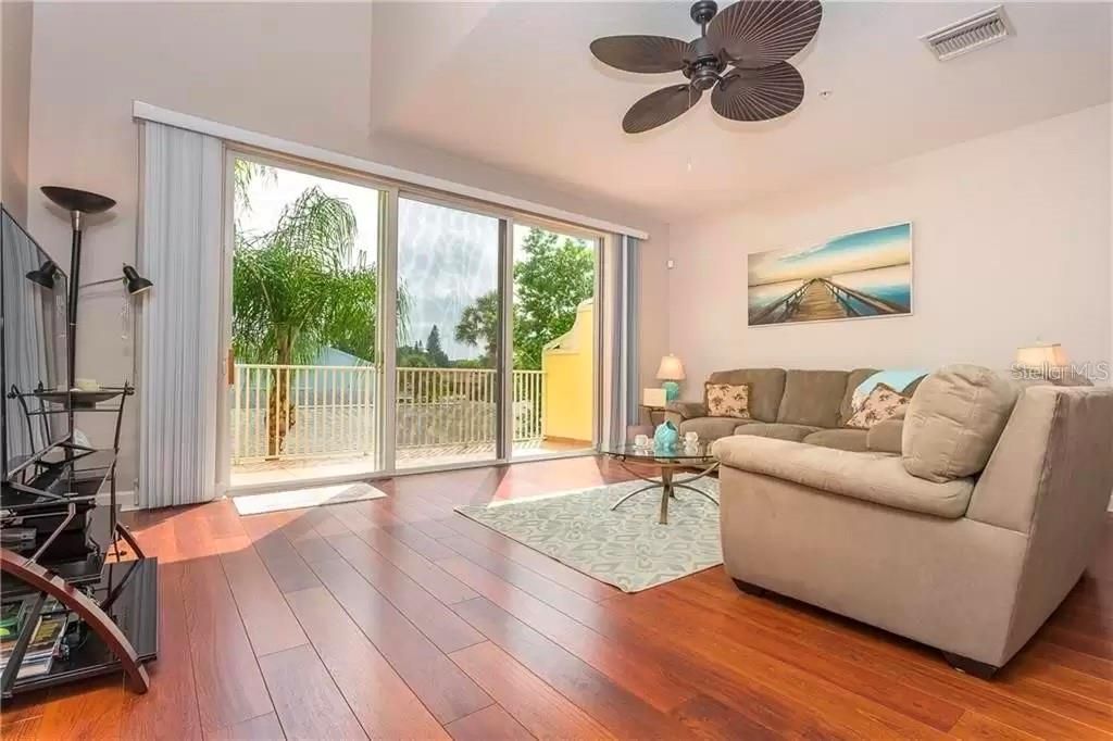 出租: $3,250 (3 贝兹, 2 浴室, 1983 平方英尺)