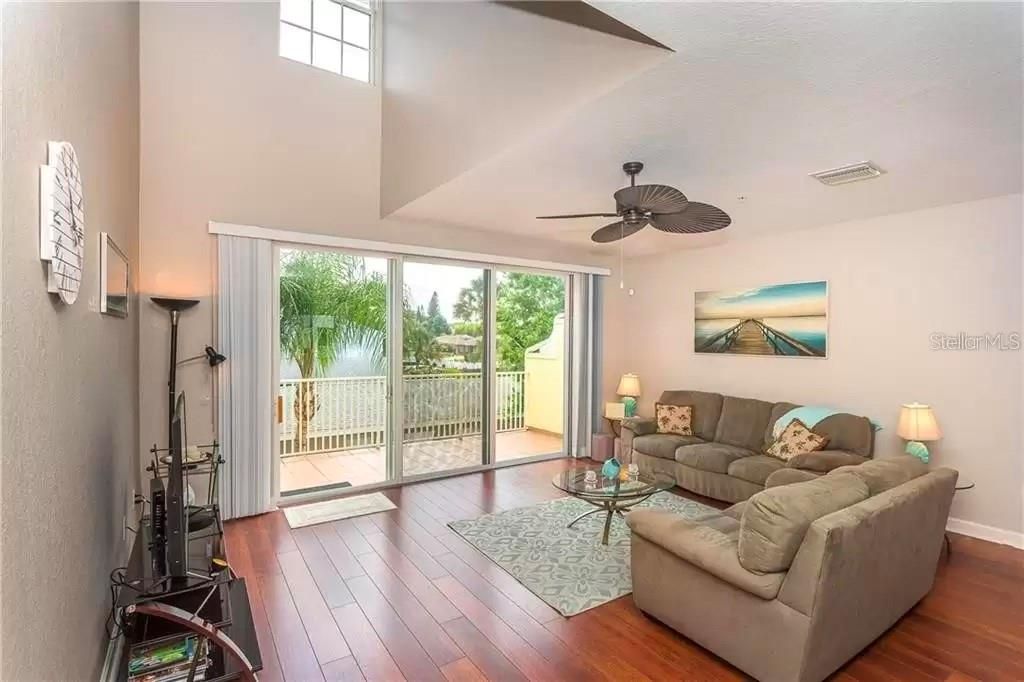 出租: $3,250 (3 贝兹, 2 浴室, 1983 平方英尺)