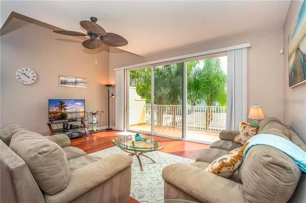 出租: $3,250 (3 贝兹, 2 浴室, 1983 平方英尺)