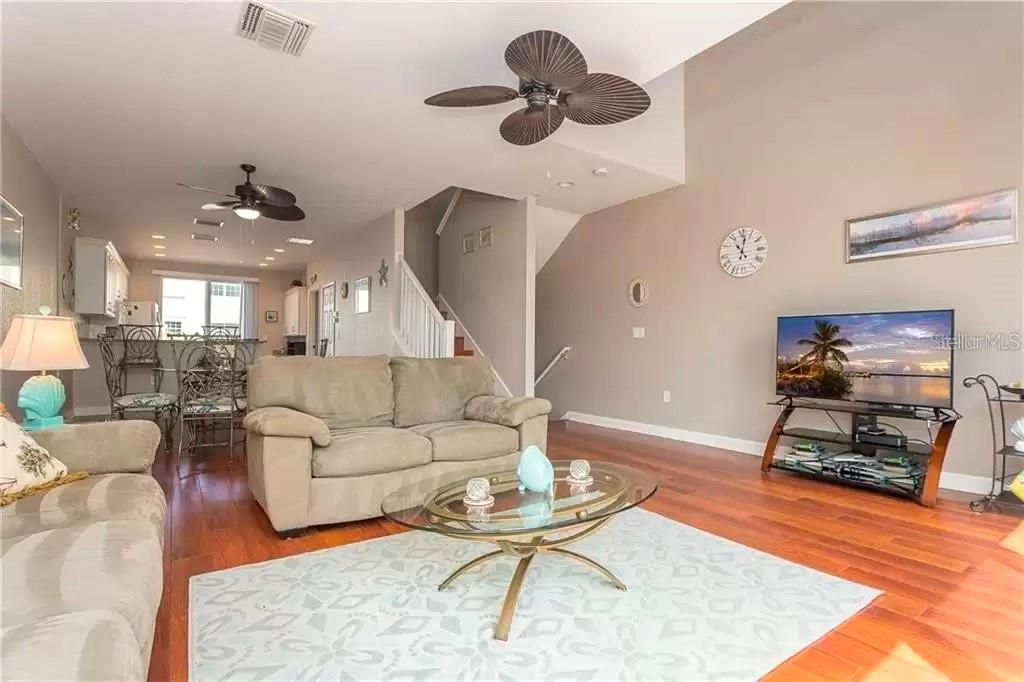 出租: $3,250 (3 贝兹, 2 浴室, 1983 平方英尺)