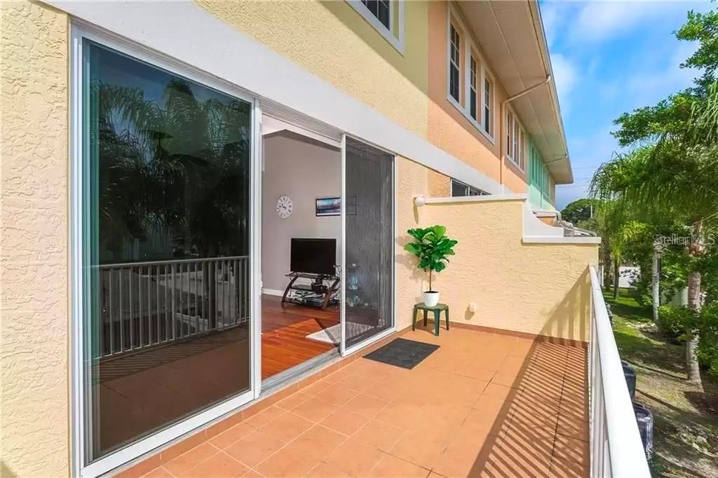 出租: $3,250 (3 贝兹, 2 浴室, 1983 平方英尺)