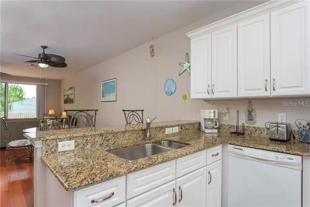 出租: $3,250 (3 贝兹, 2 浴室, 1983 平方英尺)