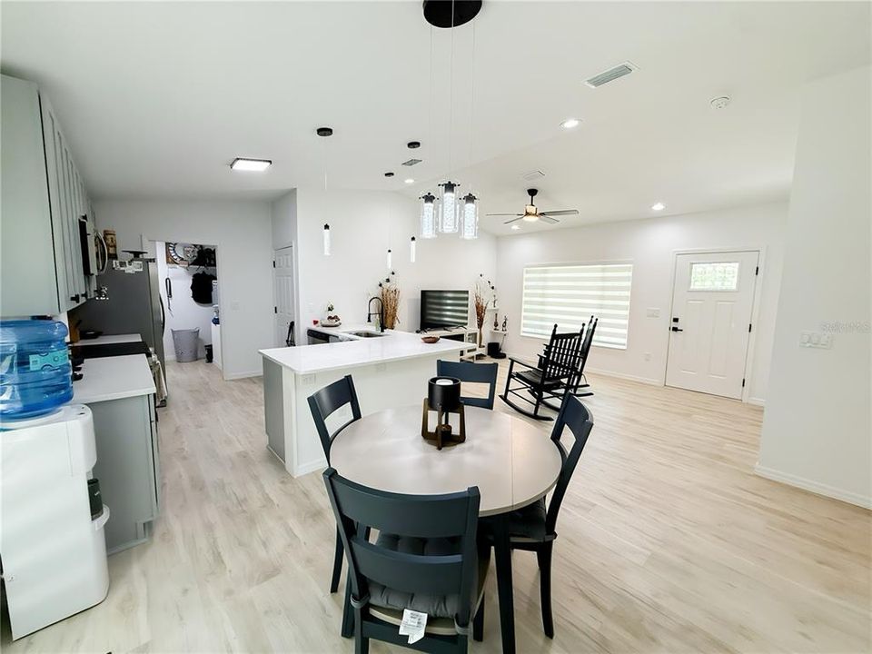 待售: $240,000 (3 贝兹, 2 浴室, 1231 平方英尺)