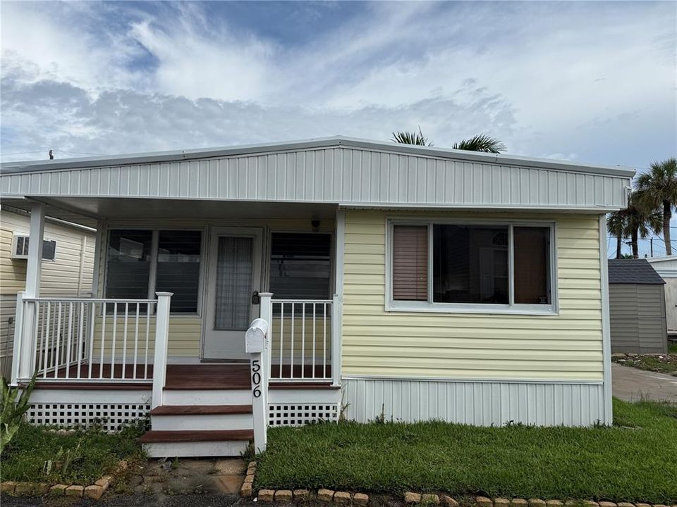 For Sale: $289,000 (1 beds, 1 baths, 320 Square Feet)