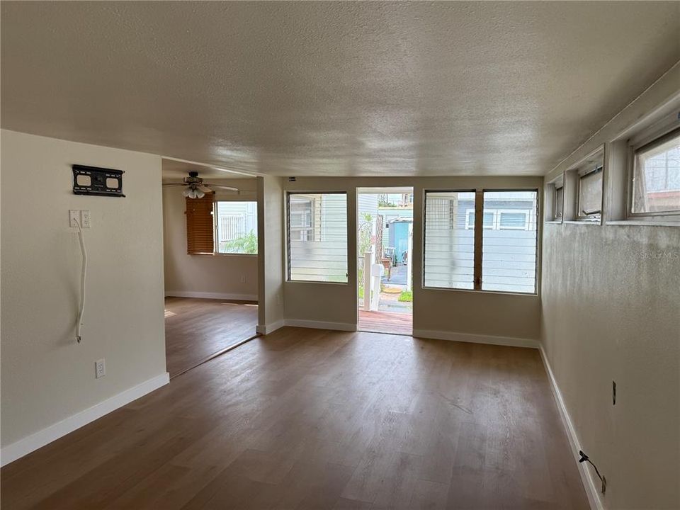 For Sale: $289,000 (1 beds, 1 baths, 320 Square Feet)