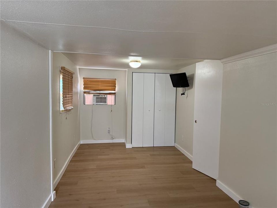 For Sale: $289,000 (1 beds, 1 baths, 320 Square Feet)