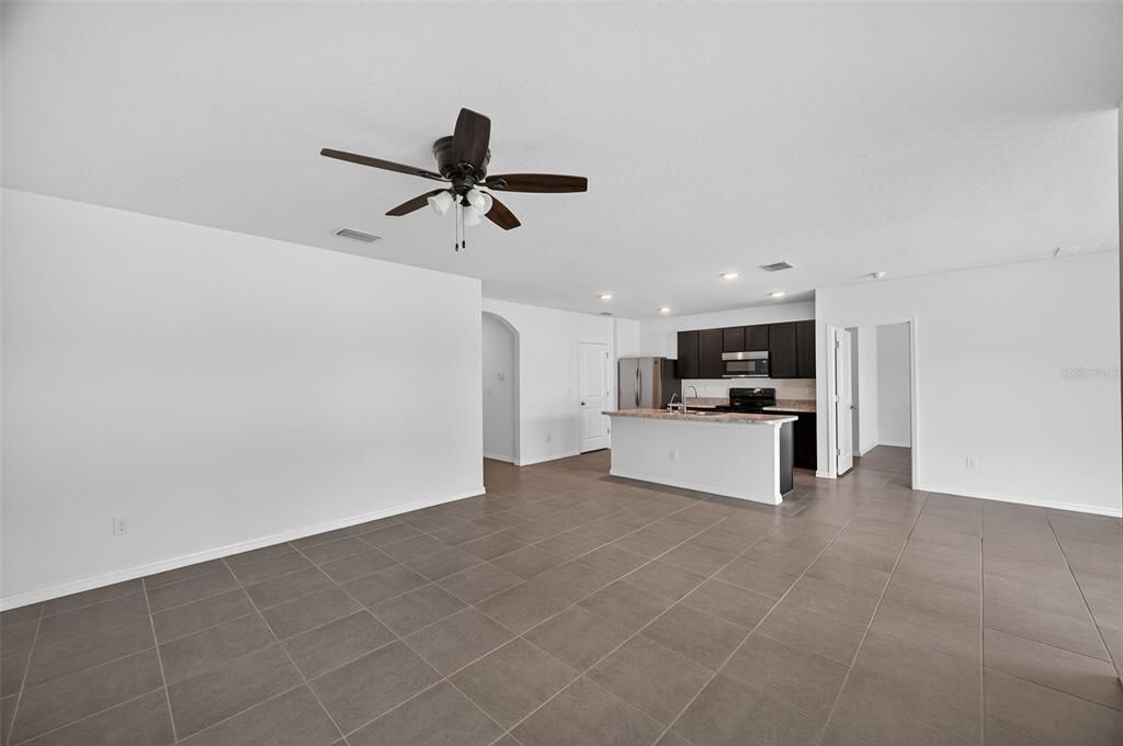 合同活跃: $319,900 (3 贝兹, 2 浴室, 1690 平方英尺)