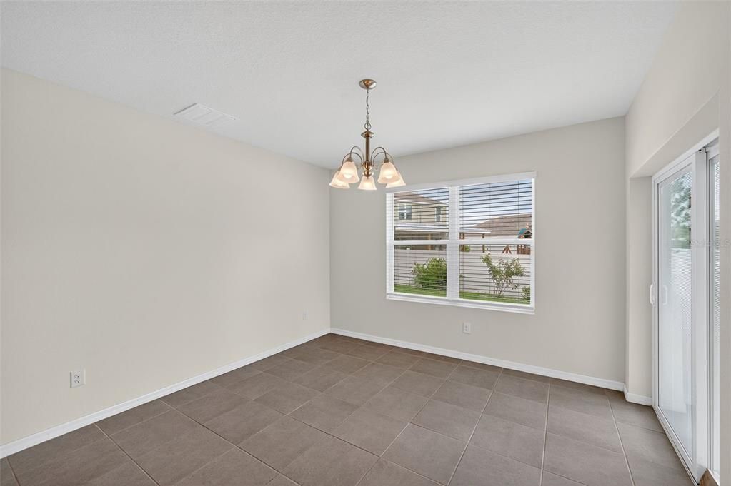 合同活跃: $319,900 (3 贝兹, 2 浴室, 1690 平方英尺)