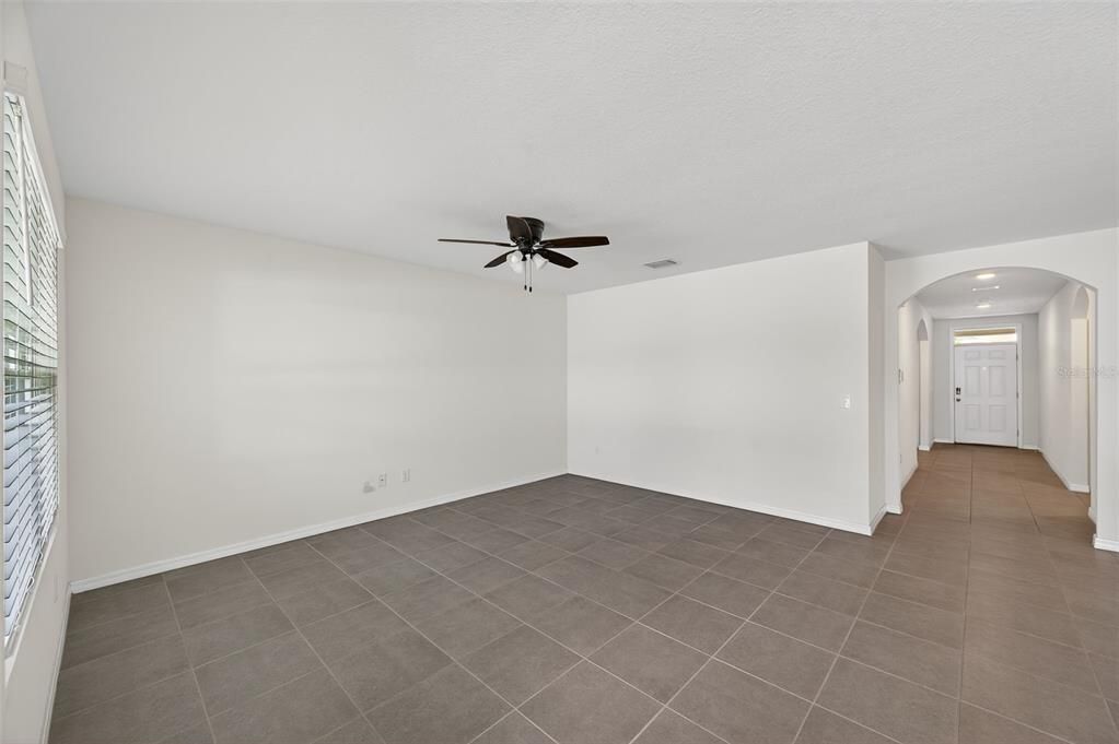 合同活跃: $319,900 (3 贝兹, 2 浴室, 1690 平方英尺)