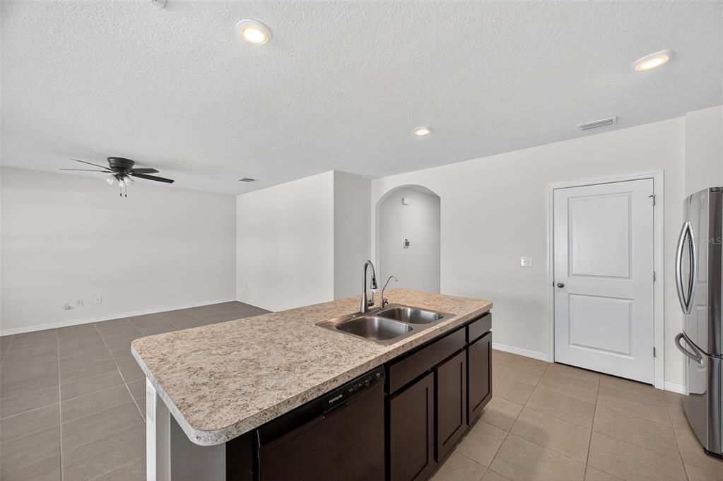 合同活跃: $319,900 (3 贝兹, 2 浴室, 1690 平方英尺)