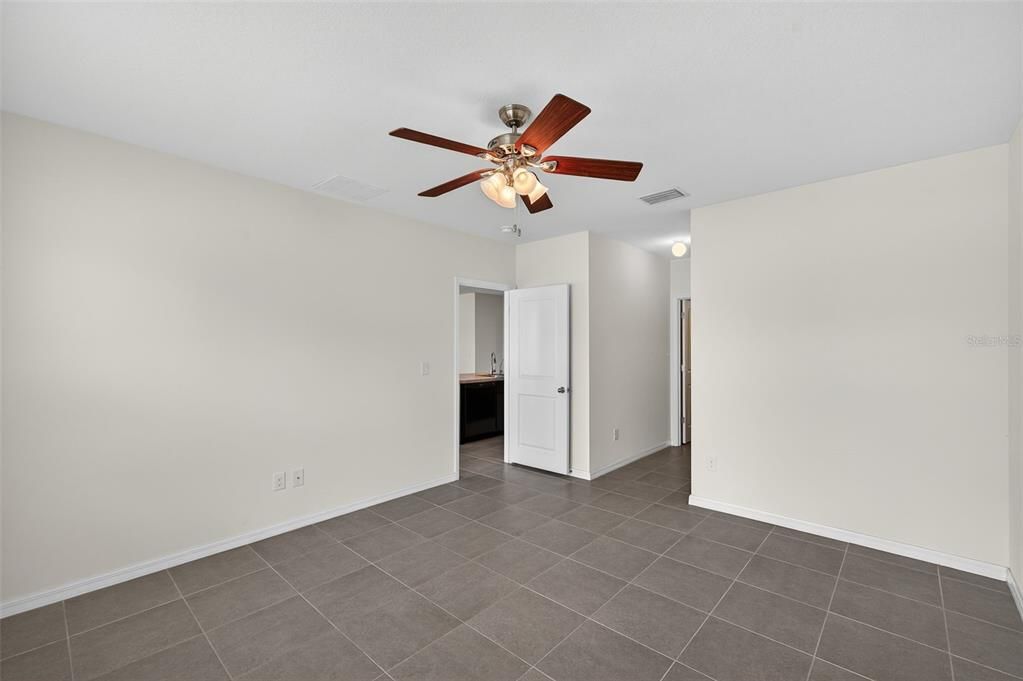 合同活跃: $319,900 (3 贝兹, 2 浴室, 1690 平方英尺)