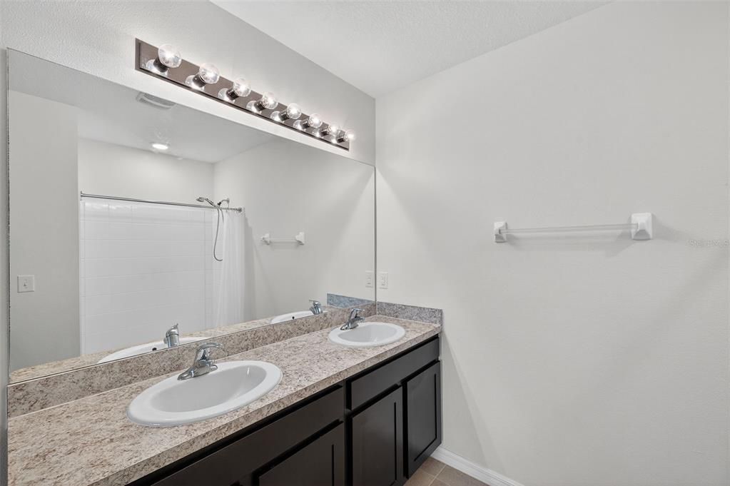 合同活跃: $319,900 (3 贝兹, 2 浴室, 1690 平方英尺)