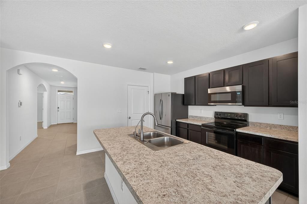 合同活跃: $319,900 (3 贝兹, 2 浴室, 1690 平方英尺)