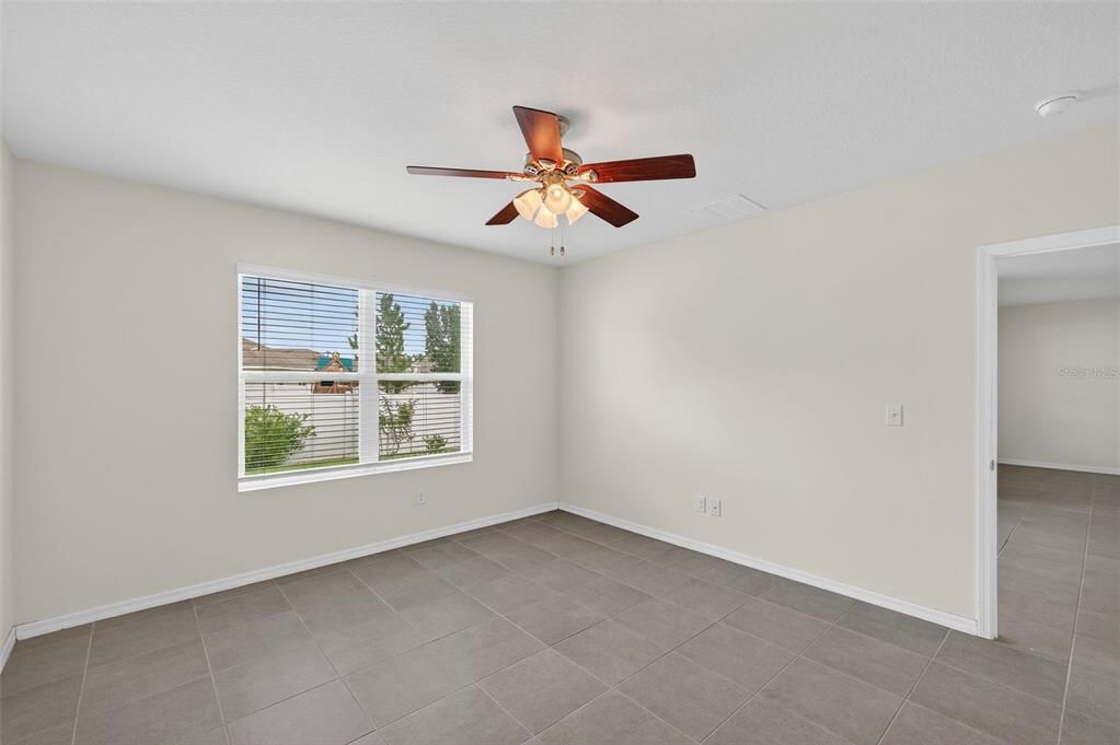 合同活跃: $319,900 (3 贝兹, 2 浴室, 1690 平方英尺)