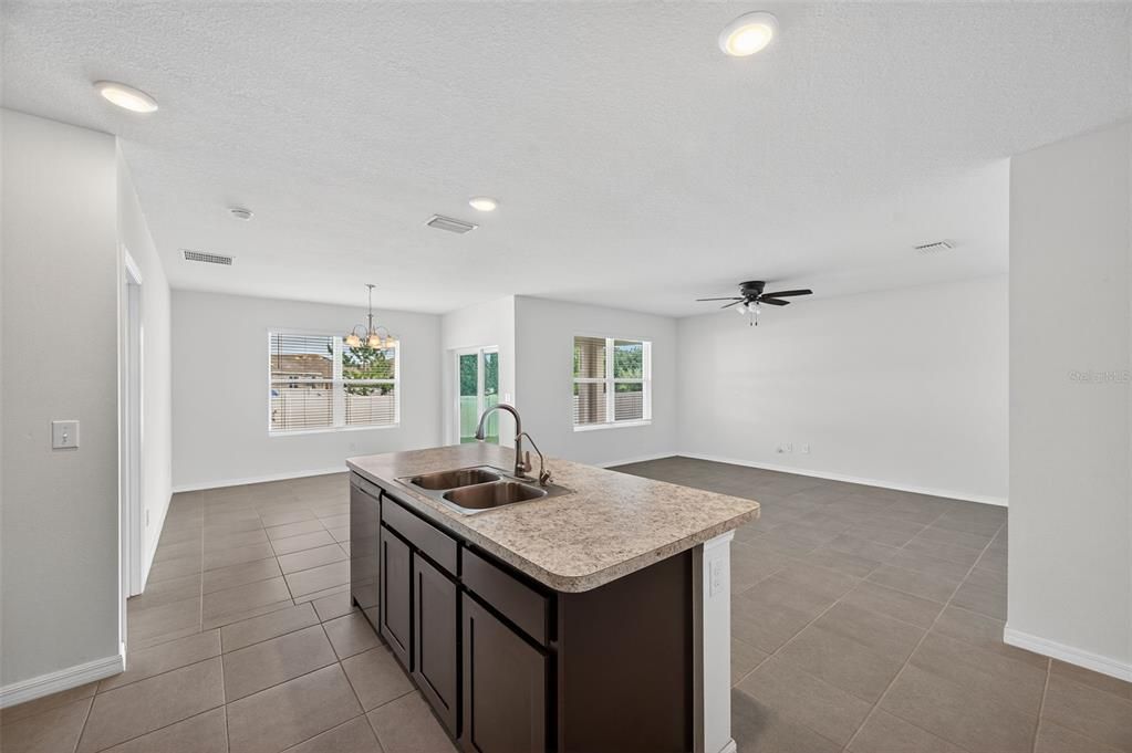 合同活跃: $319,900 (3 贝兹, 2 浴室, 1690 平方英尺)