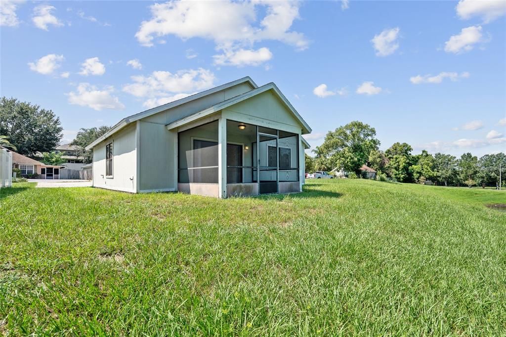 合同活跃: $235,000 (2 贝兹, 2 浴室, 975 平方英尺)