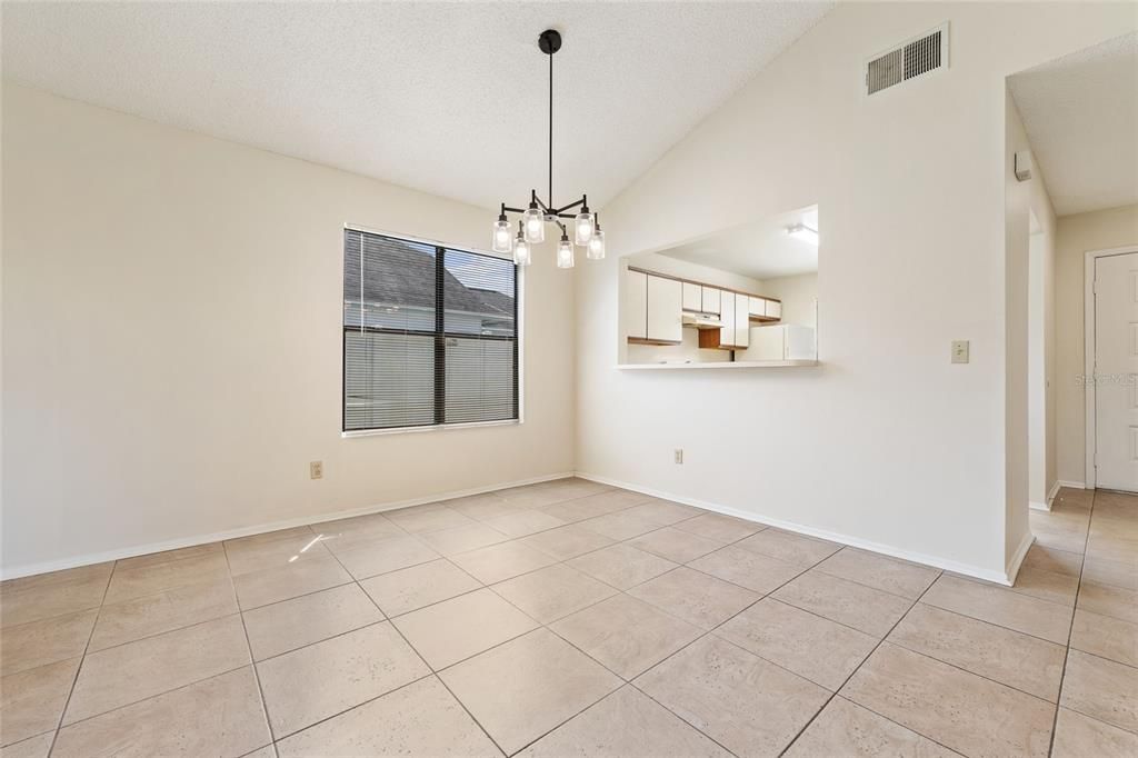 合同活跃: $235,000 (2 贝兹, 2 浴室, 975 平方英尺)