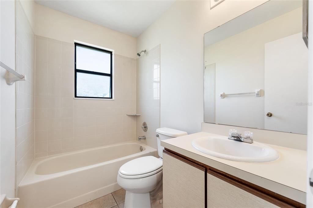 合同活跃: $235,000 (2 贝兹, 2 浴室, 975 平方英尺)