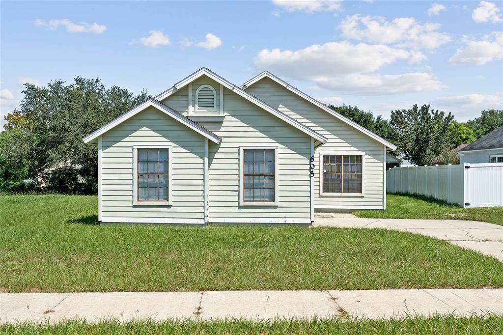 合同活跃: $235,000 (2 贝兹, 2 浴室, 975 平方英尺)