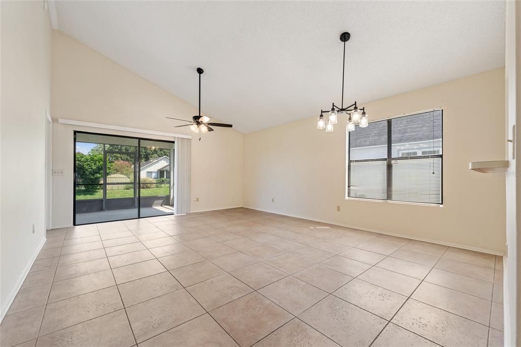 合同活跃: $235,000 (2 贝兹, 2 浴室, 975 平方英尺)