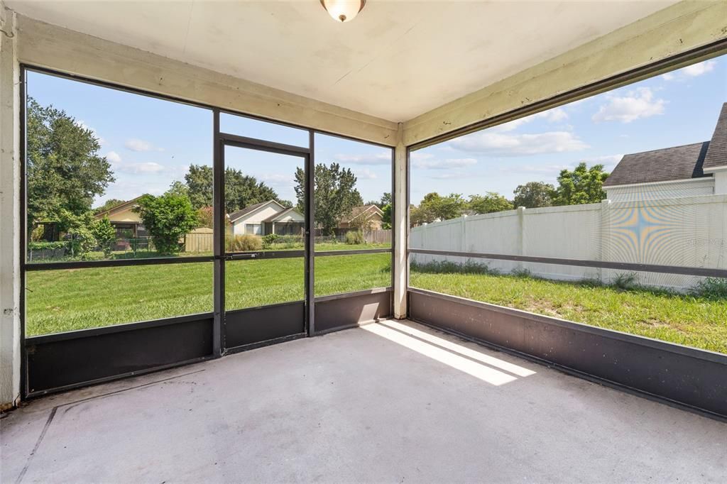 合同活跃: $235,000 (2 贝兹, 2 浴室, 975 平方英尺)