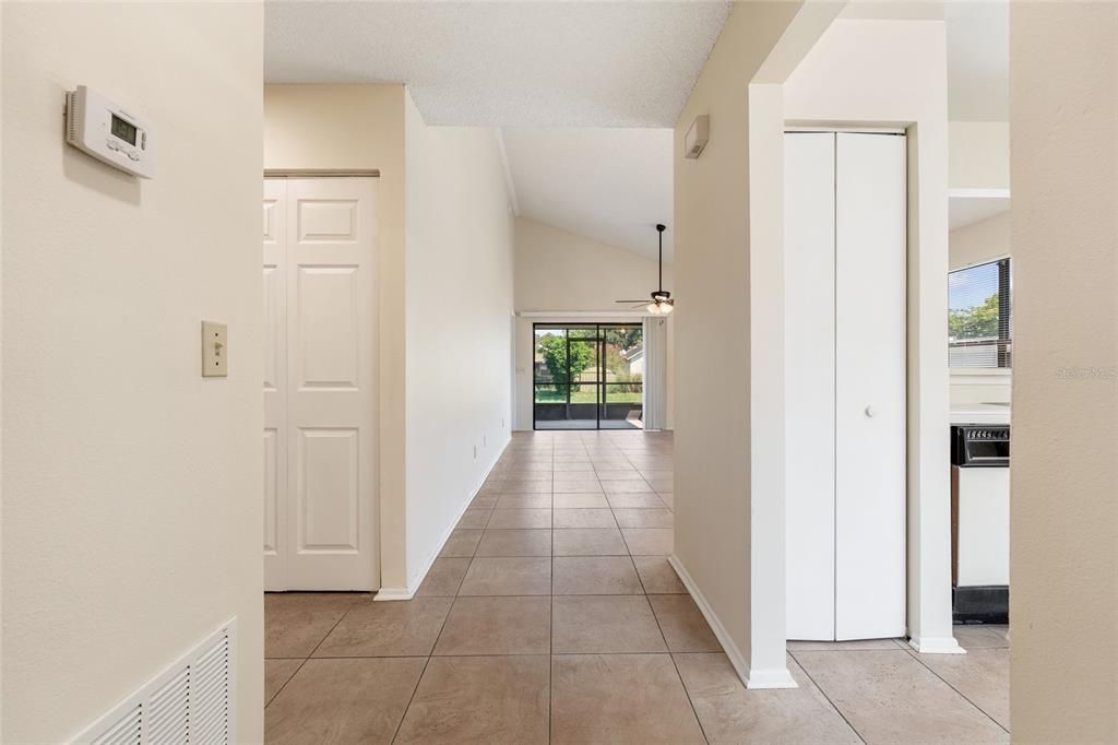 合同活跃: $235,000 (2 贝兹, 2 浴室, 975 平方英尺)