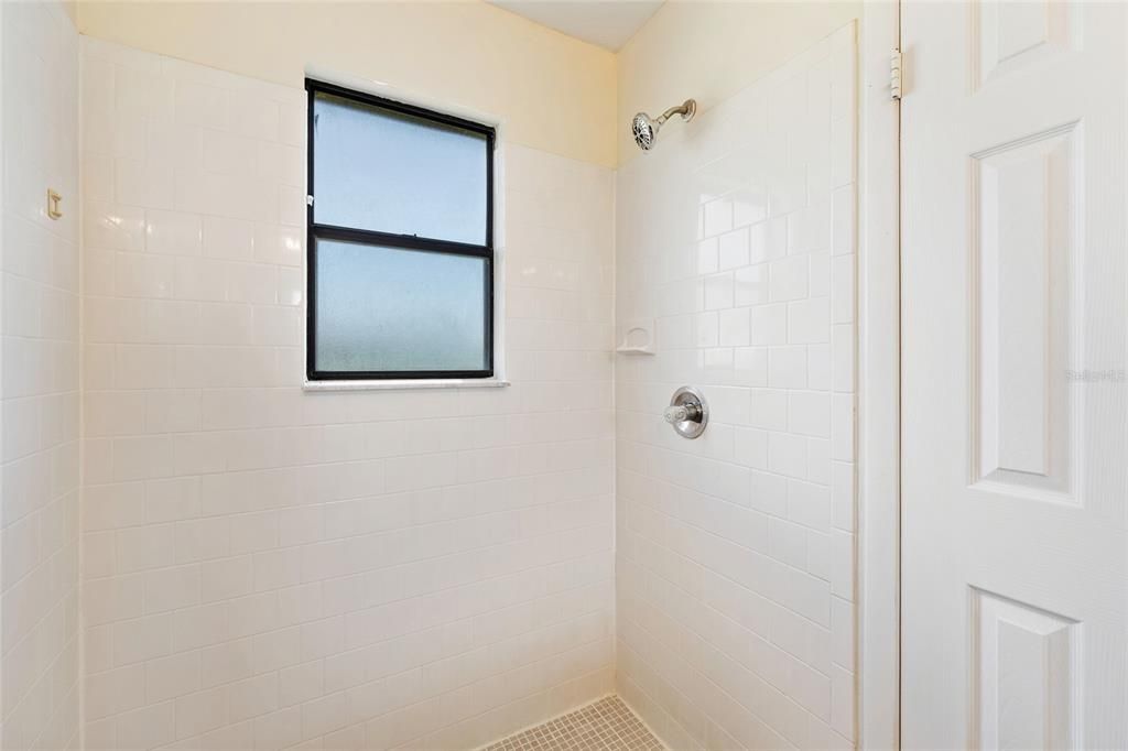 合同活跃: $235,000 (2 贝兹, 2 浴室, 975 平方英尺)