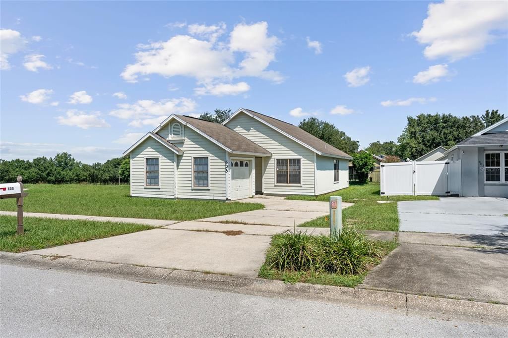 合同活跃: $235,000 (2 贝兹, 2 浴室, 975 平方英尺)