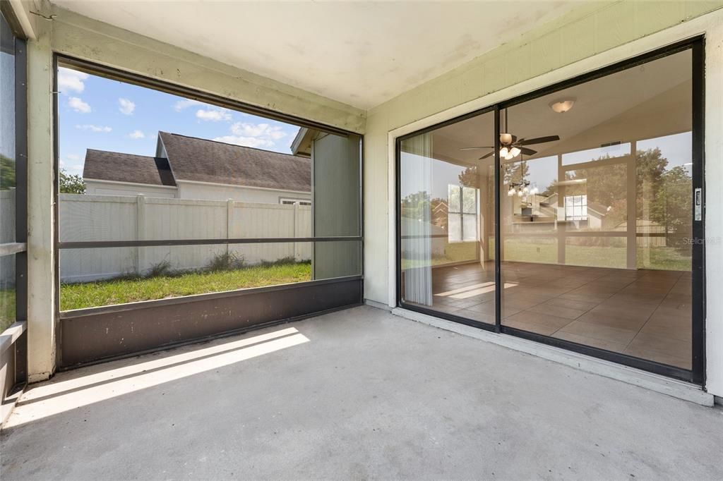 合同活跃: $235,000 (2 贝兹, 2 浴室, 975 平方英尺)