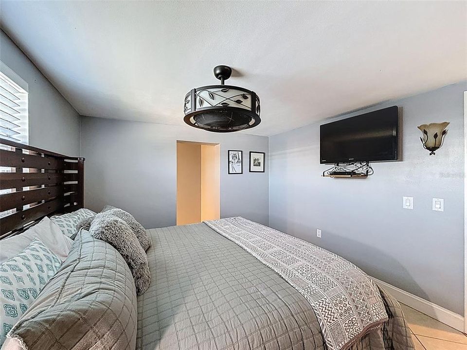 合同活跃: $470,000 (2 贝兹, 2 浴室, 1326 平方英尺)