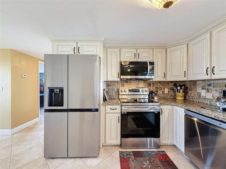 合同活跃: $470,000 (2 贝兹, 2 浴室, 1326 平方英尺)