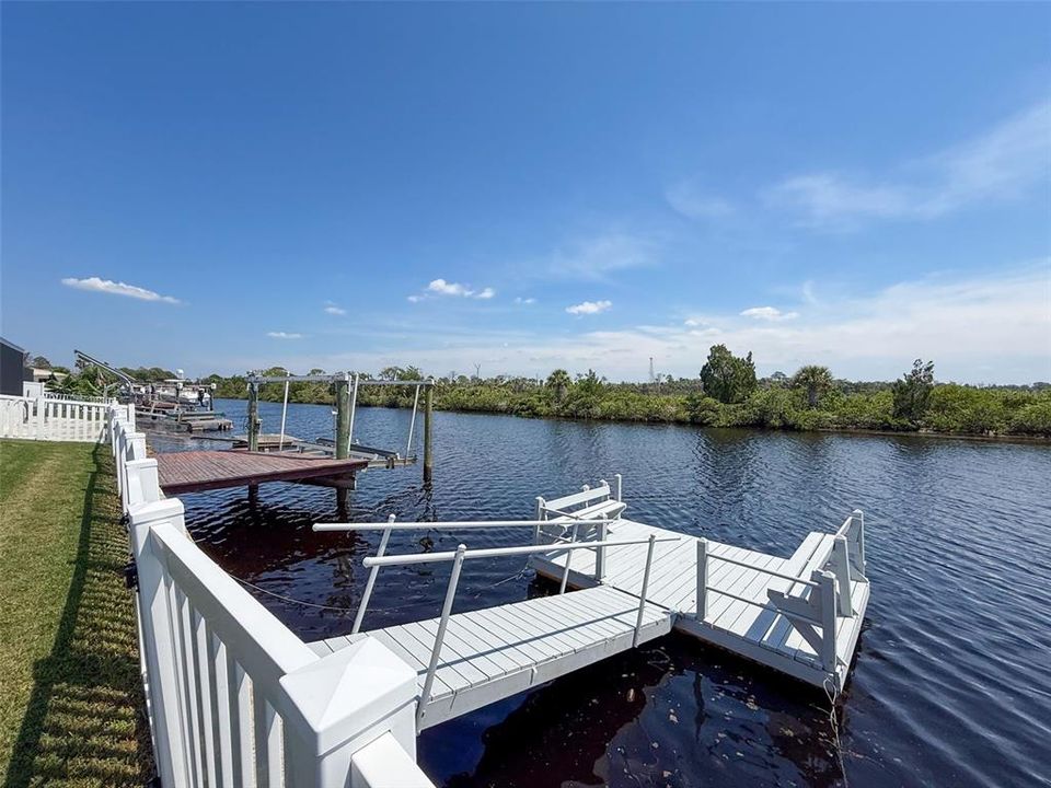 合同活跃: $470,000 (2 贝兹, 2 浴室, 1326 平方英尺)