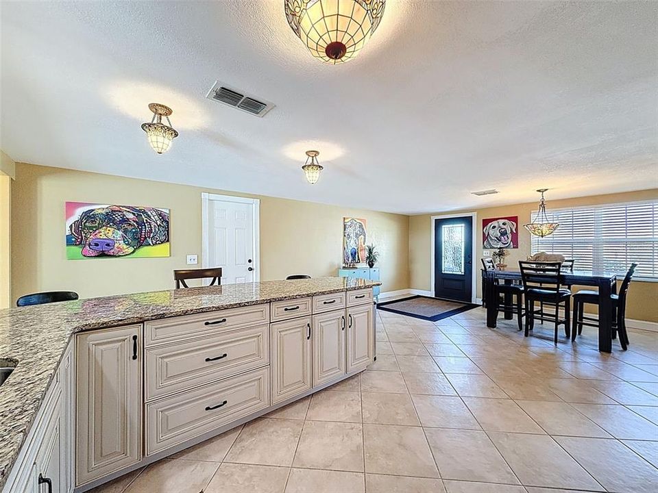 合同活跃: $470,000 (2 贝兹, 2 浴室, 1326 平方英尺)