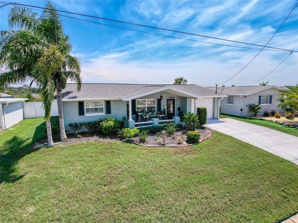 合同活跃: $470,000 (2 贝兹, 2 浴室, 1326 平方英尺)