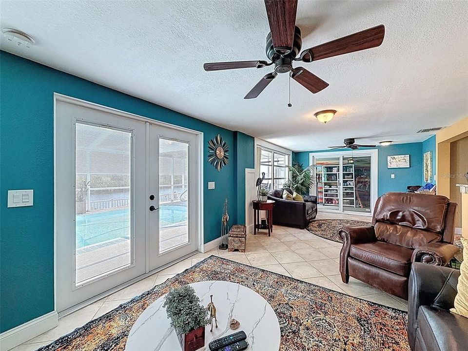 合同活跃: $470,000 (2 贝兹, 2 浴室, 1326 平方英尺)