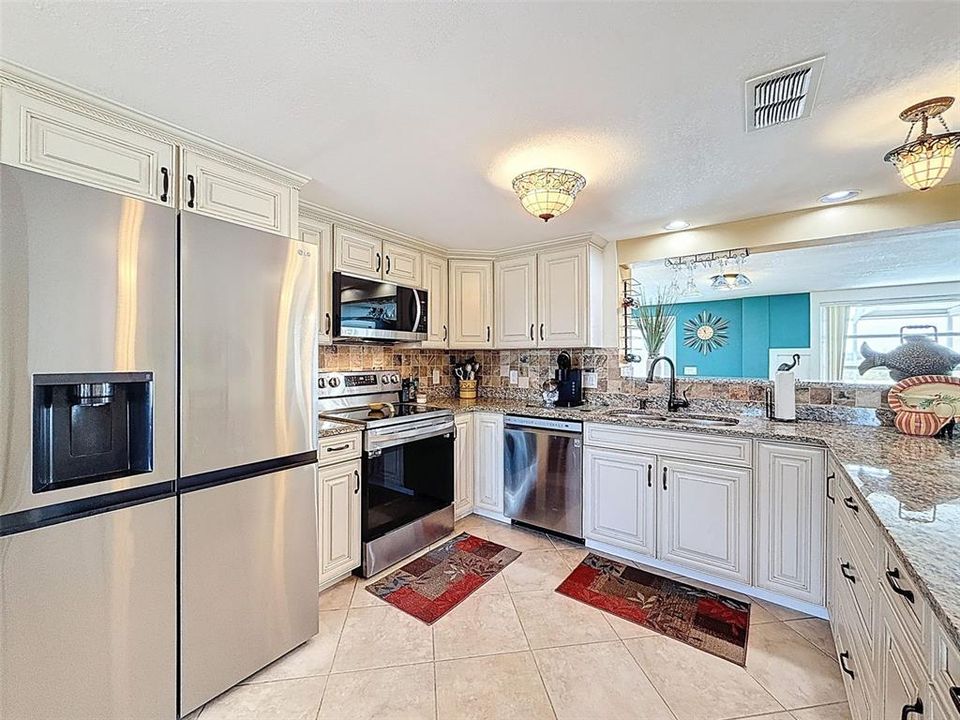 合同活跃: $470,000 (2 贝兹, 2 浴室, 1326 平方英尺)