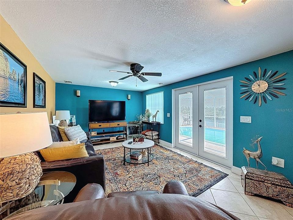 合同活跃: $470,000 (2 贝兹, 2 浴室, 1326 平方英尺)